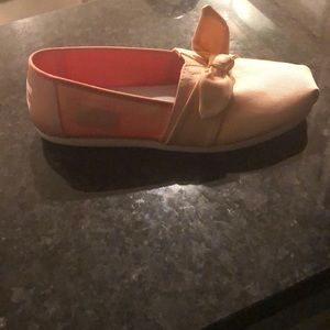 Toms light pink with bow